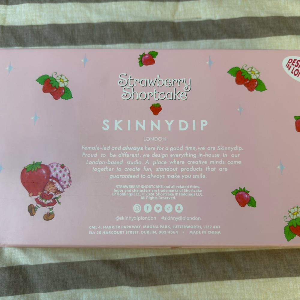 Skinnydip London Strawberry Shortcake Crossbody Bag Gift Set | Valentineās š - Picture 4 of 4